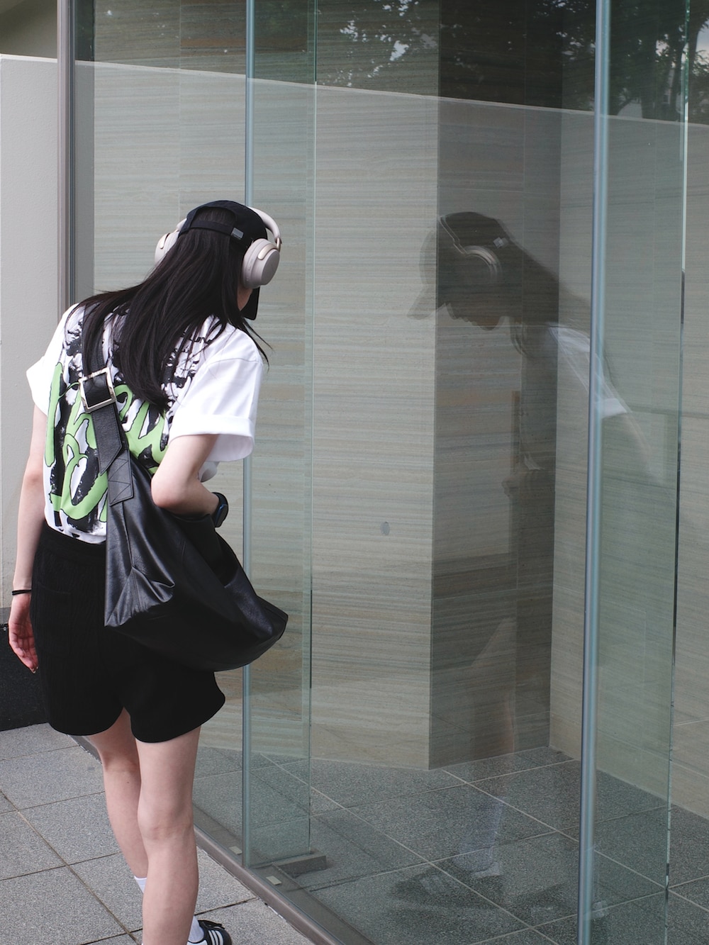 「夏コーデ、ラクチンコーデ、楽チンコーデ、今日のコーデ、キャップ、シンプル、adidas、スニーカー」｜「homeeconomicsexperimentのアイテム（Tシャツ/カットソー、ホワイト系）」を使った、yunwinさん（骨格ナチュラル・レディース・168cm）の夏コーディネートの3枚目の写真