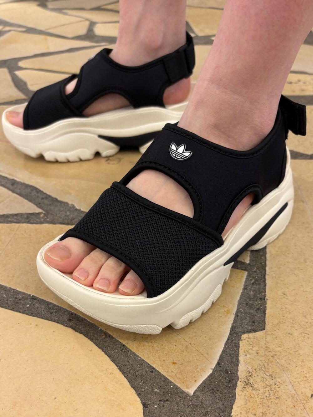 「ショルダーバッグ、サンダル、韓国ファッション、ショートパンツ、休日スタイル、お出かけコーデ、トートバッグ、adidas、adidas originals、アディダス、アディダスオリジナルス、セットアップ、Tシャツ、今日のコーデ、夏コーデ」｜「adidasのテリー スリーストライプス 半袖Tシャツ / アディダスオリジナルス adidas Originals（Tシャツ/カットソー、ホワイト系）」を使った、R Tさん（レディース・157cm）の春コーディネートの4枚目の写真