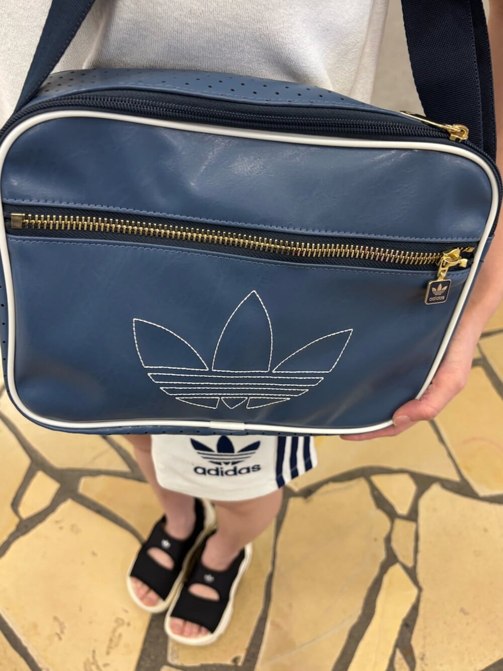 「ショルダーバッグ、サンダル、韓国ファッション、ショートパンツ、休日スタイル、お出かけコーデ、トートバッグ、adidas、adidas originals、アディダス、アディダスオリジナルス、セットアップ、Tシャツ、今日のコーデ、夏コーデ」｜「adidasのテリー スリーストライプス 半袖Tシャツ / アディダスオリジナルス adidas Originals（Tシャツ/カットソー、ホワイト系）」を使った、R Tさん（レディース・157cm）の春コーディネートの3枚目の写真