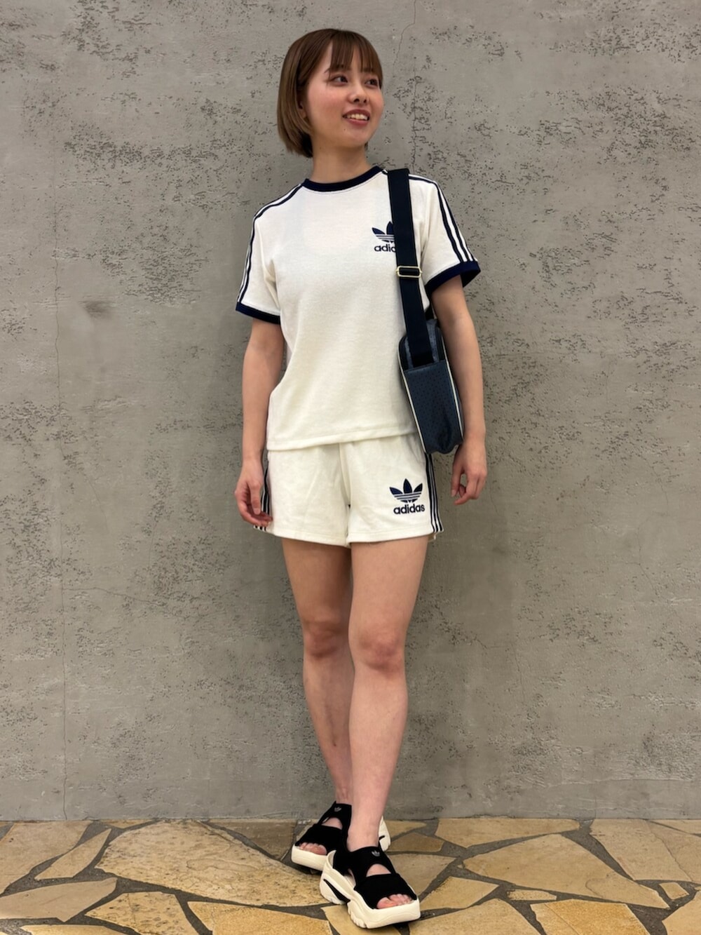 「ショルダーバッグ、サンダル、韓国ファッション、ショートパンツ、休日スタイル、お出かけコーデ、トートバッグ、adidas、adidas originals、アディダス、アディダスオリジナルス、セットアップ、Tシャツ、今日のコーデ、夏コーデ」｜「adidasのテリー スリーストライプス 半袖Tシャツ / アディダスオリジナルス adidas Originals（Tシャツ/カットソー、ホワイト系）」を使った、R Tさん（レディース・157cm）の春コーディネートの2枚目の写真