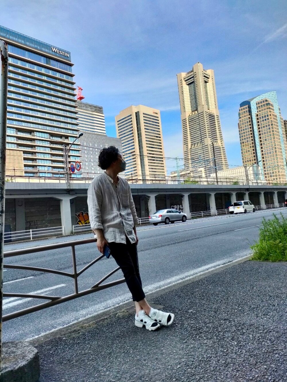 「ごきげんウィーク、ファッション、fashion、横浜、シンプルスタイル、休日スタイル、リラックススタイル、シンプルコーデ、シャツスタイル、タンクトップ、サンダル、春夏コーデ、UNIQLO、ユニクロ、デート」｜「THE TWENTYSEVENのThe TWENTYSEVEN:STRETCH TWILL CHINO CROPPED PANTS　ストレッチ ツイル チノ クロップド パンツ（チノパンツ、ブラック系）」を使った、H.Nさん（メンズ・178cm）の春コーディネートの2枚目の写真