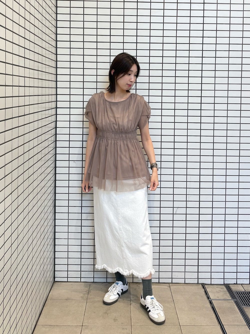 「きれいめカジュアル、ブラウス、チュール、チュールブラウス、デニムスカート、デニム、白デニム、白デニムスカート、スカラップ、大人カジュアル、高身長、高身長コーデ、ブルベ夏、ブルベ、スニーカーコーデ」｜「natural coutureのアイテム（シャツ/ブラウス、ベージュ系）」を使った、MANAさん（レディース・170cm）の夏コーディネートの2枚目の写真
