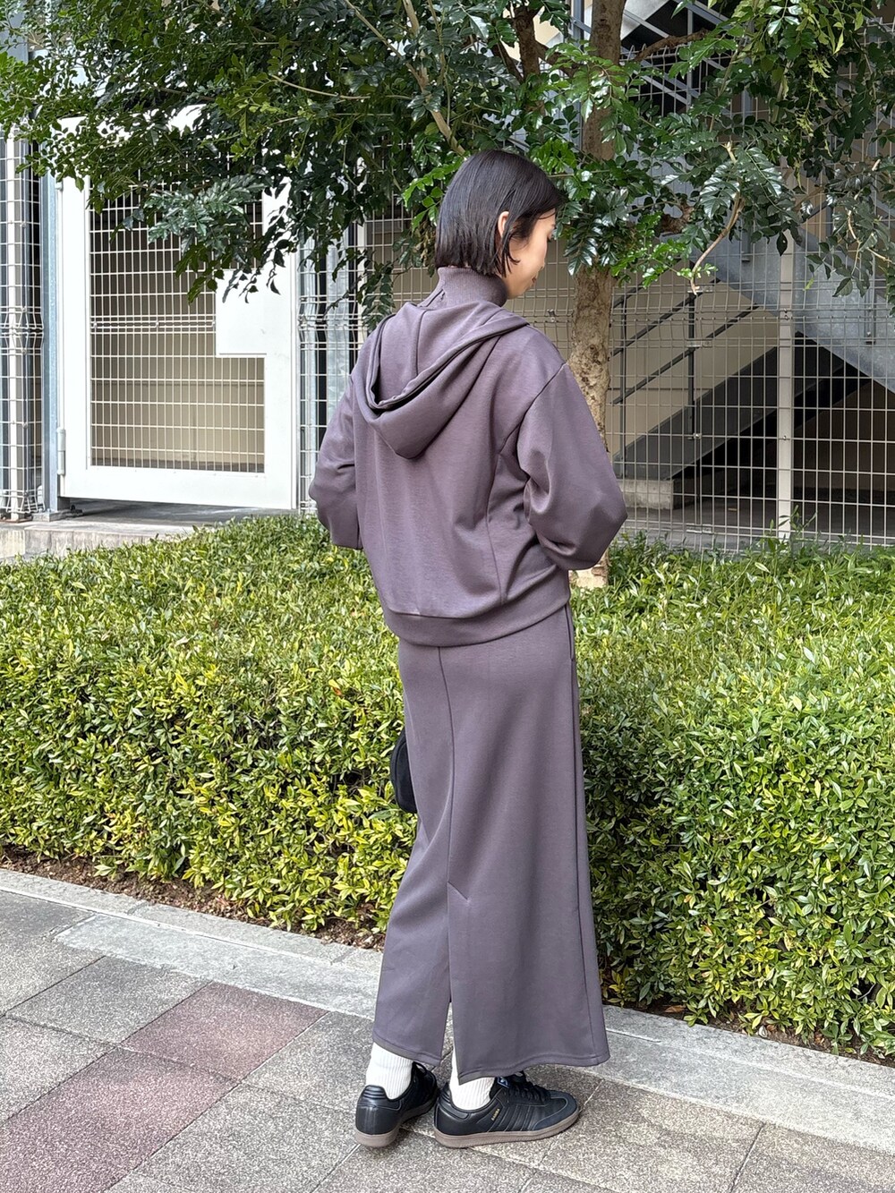 「モノトーン、モノトーンコーデ、パーカー、パーカーコーデ、フード、真冬のあったかスタイル、レイヤートスタイル、きれいめカジュアル、outfit、チャコールグレー、高身長コーデ、高身長女子、骨格ウェーブ、ブルベ夏」｜「natural coutureのふわもちＷZIPパーカー（Tシャツ/カットソー、グレー系）」を使った、MANAさん（レディース・170cm）の冬コーディネートの2枚目の写真