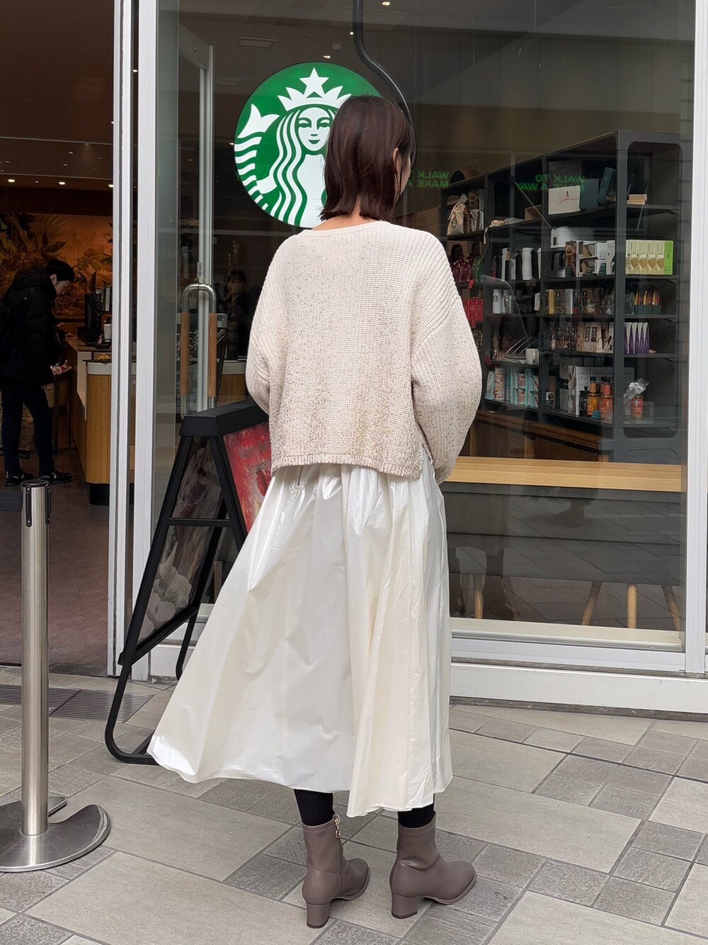 「ワントーン、ワントーンコーデ、ワントーンスタイル、オールホワイト、オールホワイトコーデ、箔プリント、ざっくりニット、大人コーデ、きれいめカジュアル、淡色コーデ、冬コーデ、大人女子、ホワイトコーデ、ホワイト、シャイニースカート」｜「natural coutureの【大人ナチュ】ウエストシャーリングシャイニースカート（スカート、ホワイト系）」を使った、MANAさん（レディース・170cm）の冬コーディネートの3枚目の写真