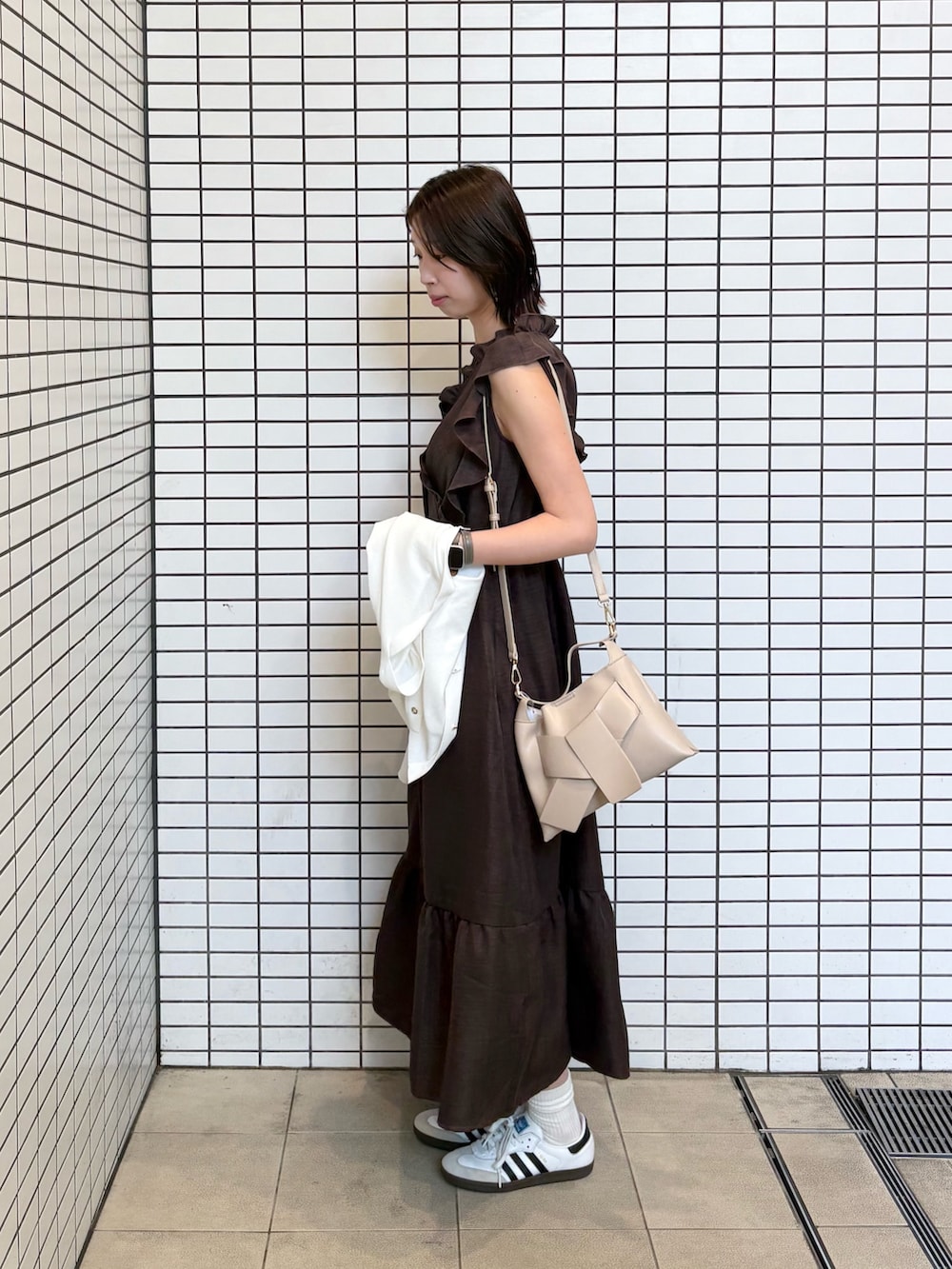 「ワンピース、デートコーデ、きれいめカジュアル、夏コーデ、夏ファッション、お出かけコーデ、大人可愛い、フリル、フリルワンピース、スニーカー、スニーカーコーデ、高身長、高身長コーデ、ブルベ夏、ブルベ」｜「natural coutureのフリルカシュクールワンピース（ワンピース、ブラウン系）」を使った、MANAさん（レディース・170cm）の夏コーディネートの5枚目の写真