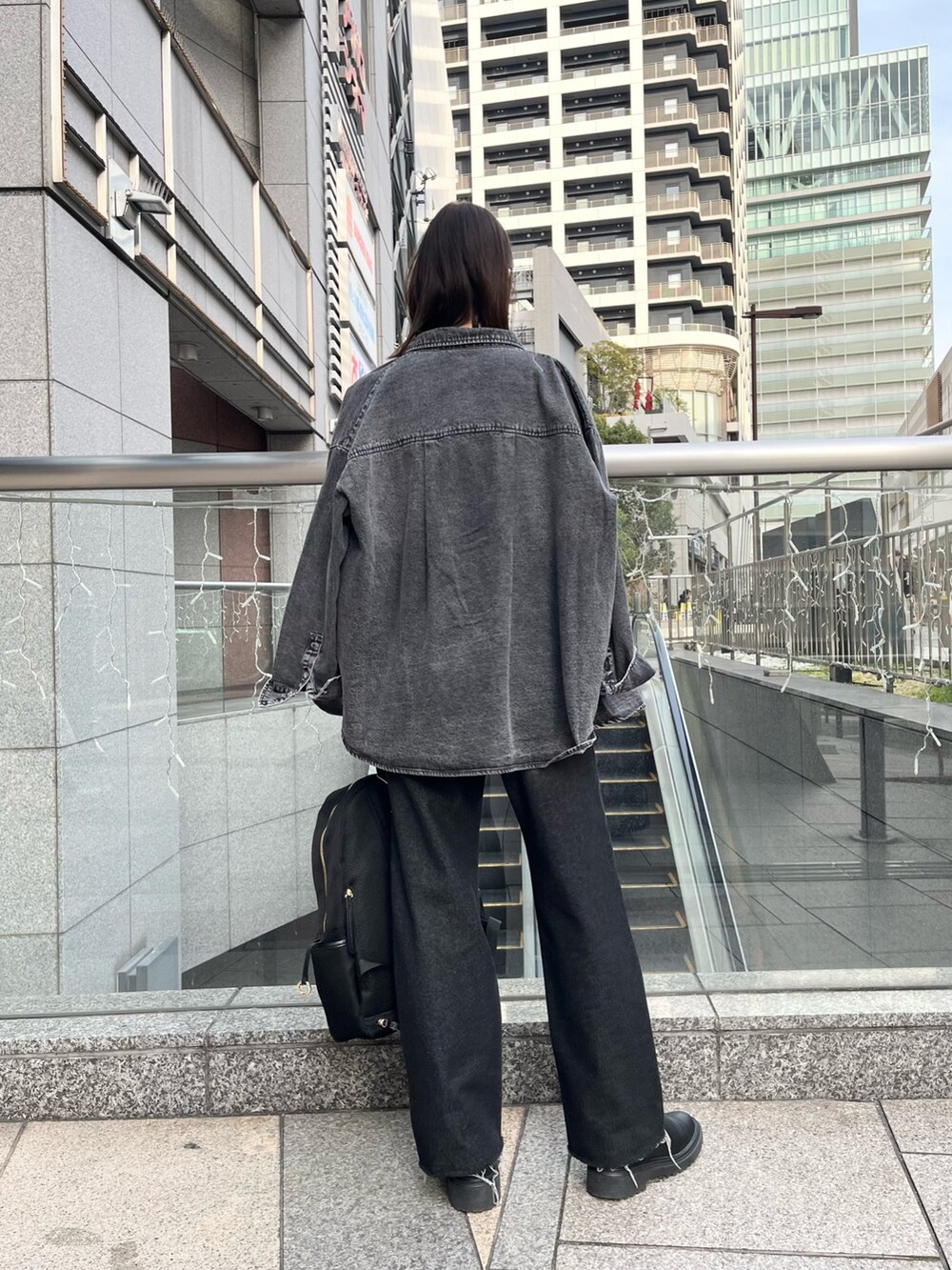「モノトーン、モノトーンコーデ、Gジャン、デニムシャツ、ブラックデニム、リュック、バックパック、ロンT、メンズライク、大人カジュアル、シンプルコーデ、休日スタイル、ブラックコーデ、高身長コーデ、高身長女子」｜「LARUTAのアイテム（デニムパンツ、ブラック系）」を使った、MANAさん（レディース・170cm）の冬コーディネートの3枚目の写真