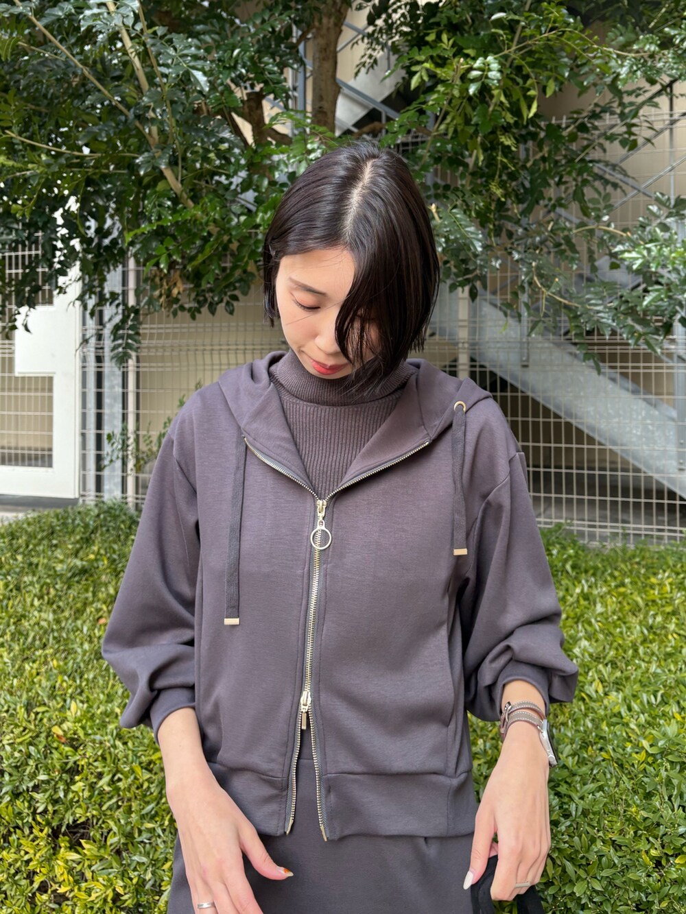 「モノトーン、モノトーンコーデ、パーカー、パーカーコーデ、フード、真冬のあったかスタイル、レイヤートスタイル、きれいめカジュアル、outfit、チャコールグレー、高身長コーデ、高身長女子、骨格ウェーブ、ブルベ夏」｜「natural coutureのふわもちＷZIPパーカー（Tシャツ/カットソー、グレー系）」を使った、MANAさん（レディース・170cm）の冬コーディネートの3枚目の写真