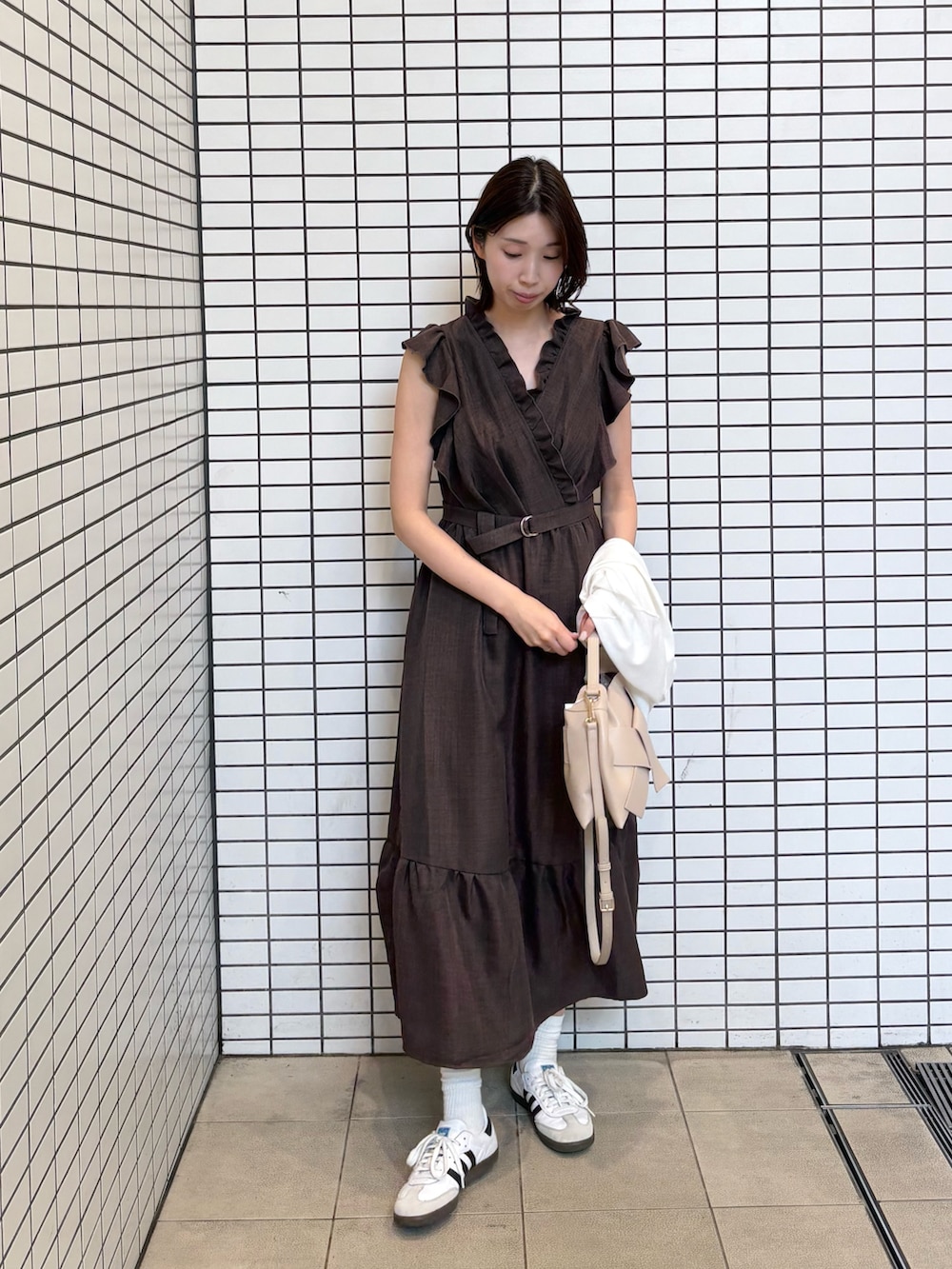 「ワンピース、デートコーデ、きれいめカジュアル、夏コーデ、夏ファッション、お出かけコーデ、大人可愛い、フリル、フリルワンピース、スニーカー、スニーカーコーデ、高身長、高身長コーデ、ブルベ夏、ブルベ」｜「natural coutureのフリルカシュクールワンピース（ワンピース、ブラウン系）」を使った、MANAさん（レディース・170cm）の夏コーディネートの2枚目の写真