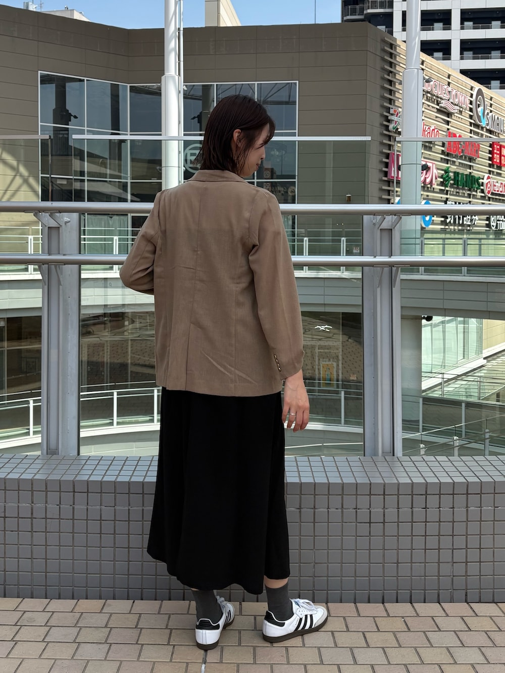 「大人カジュアル、きれいめカジュアル、ジャケット、ジャケットスタイル、麻調、レイヤードスタイル、夏コーデ、初夏コーデ、スニーカー、スニーカーコーデ、高身長、高身長女子、ブルベ夏、ブラックコーデ、ワンピーススタイル」｜「natural coutureの麻調合繊ほんのりシアージャケット（テーラードジャケット、ベージュ系）」を使った、MANAさん（レディース・170cm）の夏コーディネートの3枚目の写真