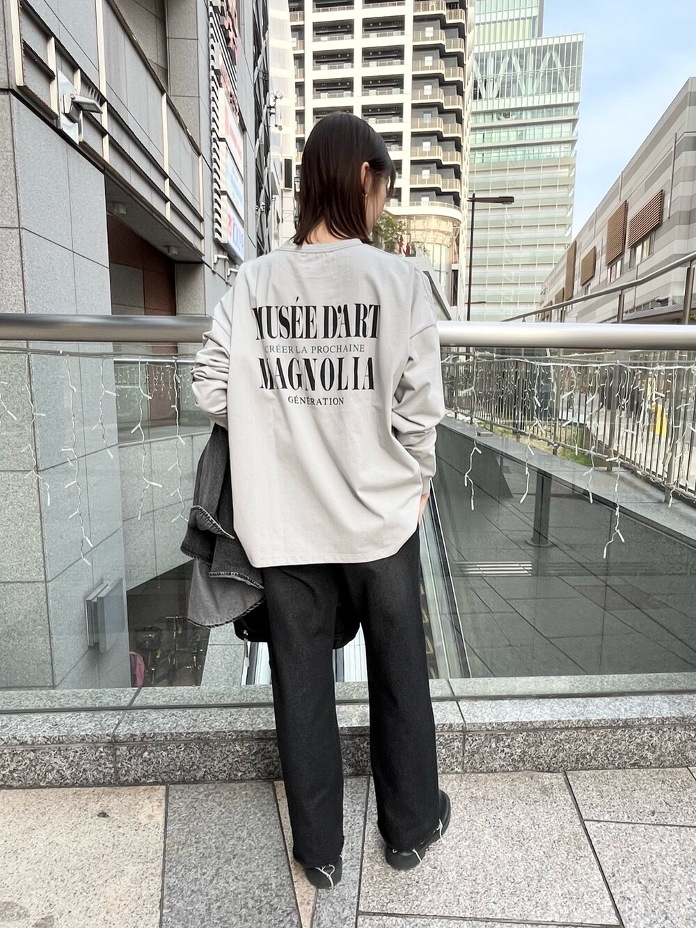 「モノトーン、モノトーンコーデ、Gジャン、デニムシャツ、ブラックデニム、リュック、バックパック、ロンT、メンズライク、大人カジュアル、シンプルコーデ、休日スタイル、ブラックコーデ、高身長コーデ、高身長女子」｜「LARUTAのアイテム（デニムパンツ、ブラック系）」を使った、MANAさん（レディース・170cm）の冬コーディネートの4枚目の写真