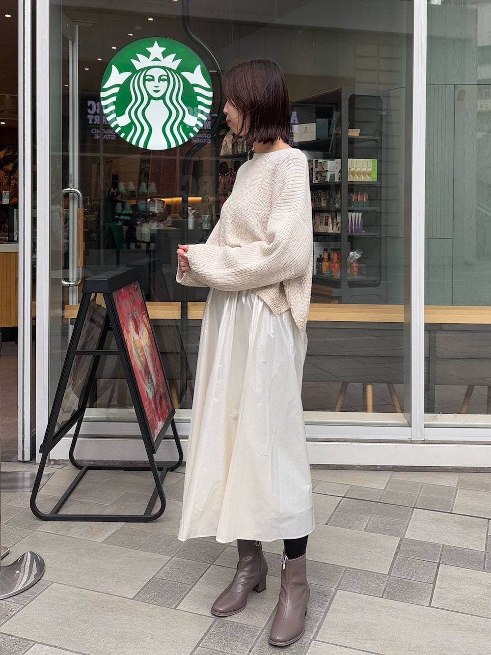 「ワントーン、ワントーンコーデ、ワントーンスタイル、オールホワイト、オールホワイトコーデ、箔プリント、ざっくりニット、大人コーデ、きれいめカジュアル、淡色コーデ、冬コーデ、大人女子、ホワイトコーデ、ホワイト、シャイニースカート」｜「natural coutureの【大人ナチュ】ウエストシャーリングシャイニースカート（スカート、ホワイト系）」を使った、MANAさん（レディース・170cm）の冬コーディネートの2枚目の写真