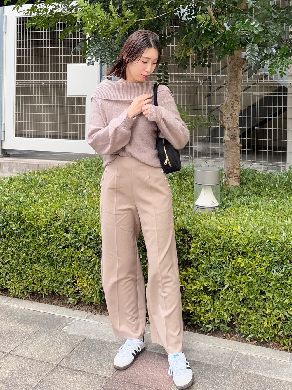 「ワントーン、ワントーンコーデ、ワントーンスタイル、ワイドパンツ、ベージュパンツ、オフショルダー、オフショル、大人カジュアル、きれいめカジュアル、スニーカー、淡色コーデ、冬コーデ、骨格ウェーブ、高身長、高身長コーデ」｜「natural coutureのほわほわオフショルニットプルオーバー（ニット/セーター、ブラウン系）」を使った、MANAさん（レディース・170cm）の冬コーディネートの2枚目の写真