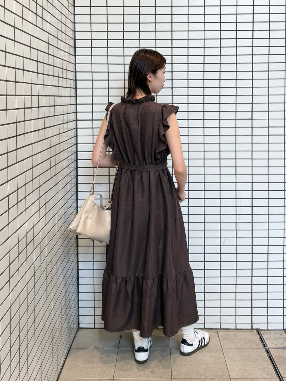 「ワンピース、デートコーデ、きれいめカジュアル、夏コーデ、夏ファッション、お出かけコーデ、大人可愛い、フリル、フリルワンピース、スニーカー、スニーカーコーデ、高身長、高身長コーデ、ブルベ夏、ブルベ」｜「natural coutureのフリルカシュクールワンピース（ワンピース、ブラウン系）」を使った、MANAさん（レディース・170cm）の夏コーディネートの4枚目の写真