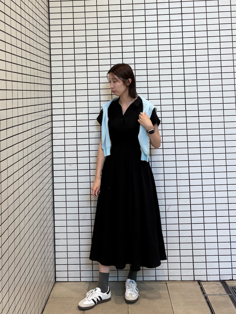 「モノトーン、ワンピース、ワンピーススタイル、黒ワンピース、シアーカーディガン、ブルーカーディガン、ブルー、スニーカー、スニーカーコーデ、大人カジュアル、きれいめカジュアル、高身長、高身長女子、夏、夏コーデ」｜「natural coutureの涼しげスキッパー衿お上品ワンピース（ワンピース、ブラック系）」を使った、MANAさん（レディース・170cm）の夏コーディネートの3枚目の写真