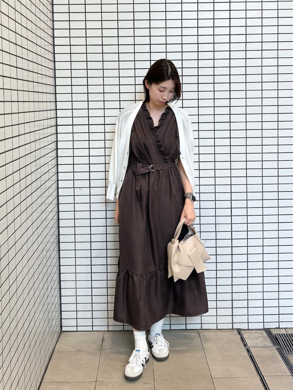 「ワンピース、デートコーデ、きれいめカジュアル、夏コーデ、夏ファッション、お出かけコーデ、大人可愛い、フリル、フリルワンピース、スニーカー、スニーカーコーデ、高身長、高身長コーデ、ブルベ夏、ブルベ」｜「natural coutureのフリルカシュクールワンピース（ワンピース、ブラウン系）」を使った、MANAさん（レディース・170cm）の夏コーディネートの3枚目の写真