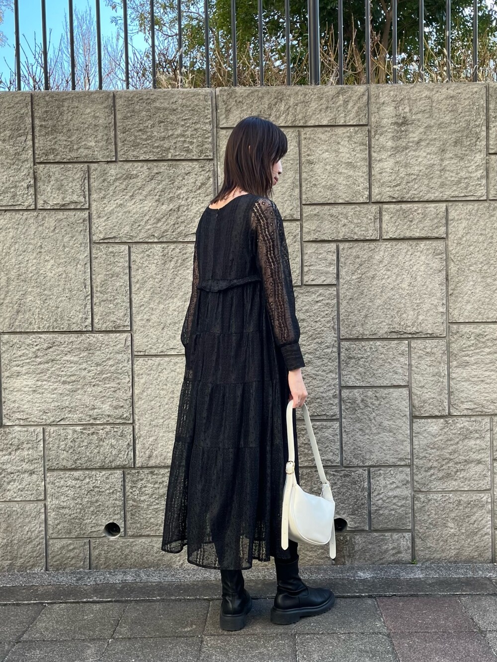 「ショルダーバッグ、シンプルコーデ、休日スタイル、きれいめカジュアル、春、ootd、お呼ばれスタイル、お呼ばれ、お呼ばれドレス、お呼ばれワンピ、高身長、高身長女子、高身長コーデ、モノトーン、モノトーンコーデ」｜「LARUTAの【LARUTA】レース切替ロングワンピース（ワンピース、ブラック系）」を使った、MANAさん（レディース・170cm）の冬コーディネートの2枚目の写真