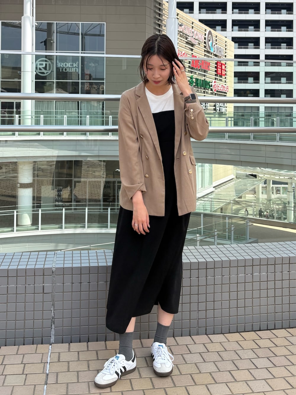 「大人カジュアル、きれいめカジュアル、ジャケット、ジャケットスタイル、麻調、レイヤードスタイル、夏コーデ、初夏コーデ、スニーカー、スニーカーコーデ、高身長、高身長女子、ブルベ夏、ブラックコーデ、ワンピーススタイル」｜「natural coutureの麻調合繊ほんのりシアージャケット（テーラードジャケット、ベージュ系）」を使った、MANAさん（レディース・170cm）の夏コーディネートの2枚目の写真