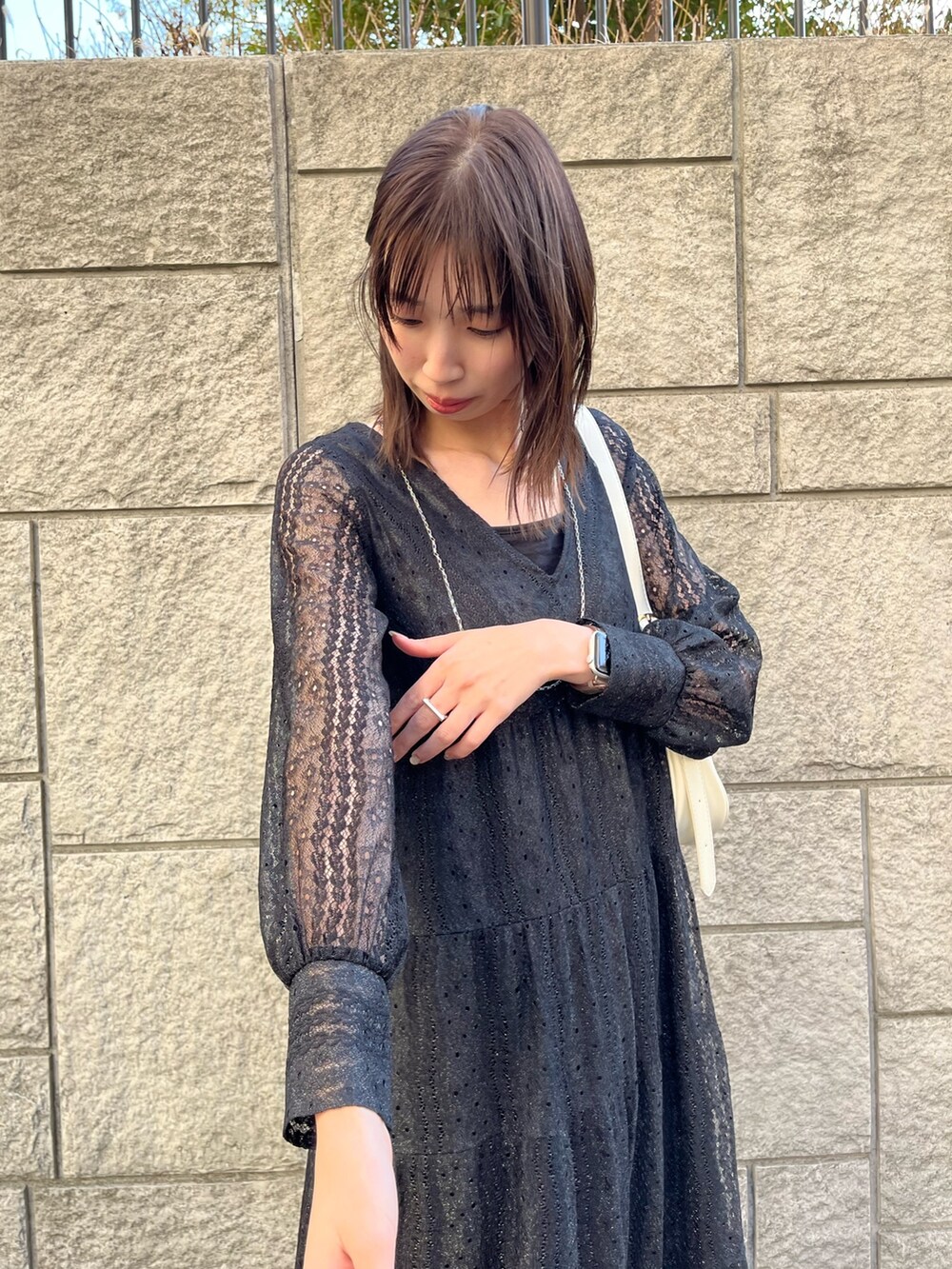 「ショルダーバッグ、シンプルコーデ、休日スタイル、きれいめカジュアル、春、ootd、お呼ばれスタイル、お呼ばれ、お呼ばれドレス、お呼ばれワンピ、高身長、高身長女子、高身長コーデ、モノトーン、モノトーンコーデ」｜「LARUTAの【LARUTA】レース切替ロングワンピース（ワンピース、ブラック系）」を使った、MANAさん（レディース・170cm）の冬コーディネートの3枚目の写真