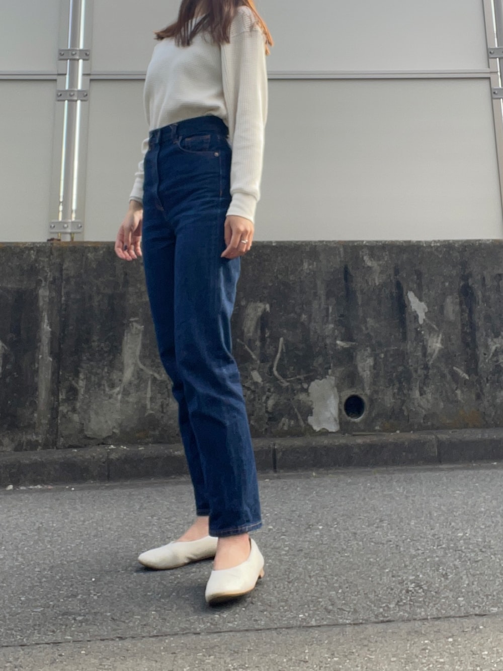 ホワイト系のバレエシューズ、ブルー系のデニムパンツ、ホワイト系のTシャツ/カットソーを着用したレディースの春コーディネートの3枚目の写真