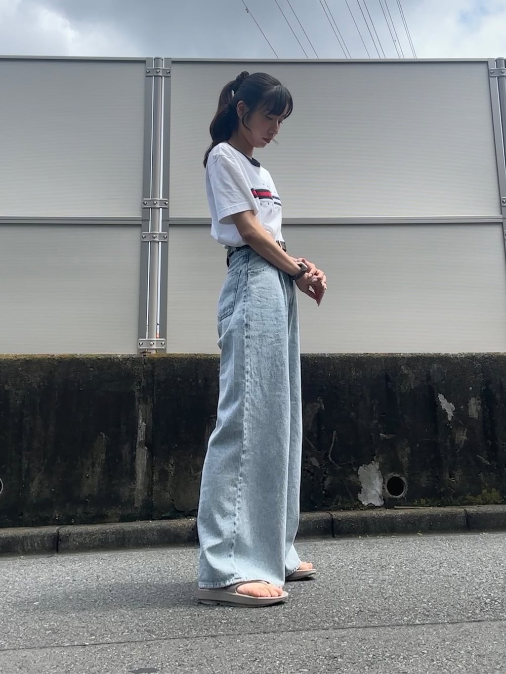 ホワイト系のTシャツ/カットソー、ブルー系のデニムパンツ、ベージュ系のサンダルを着用したレディースの春コーディネートの2枚目の写真