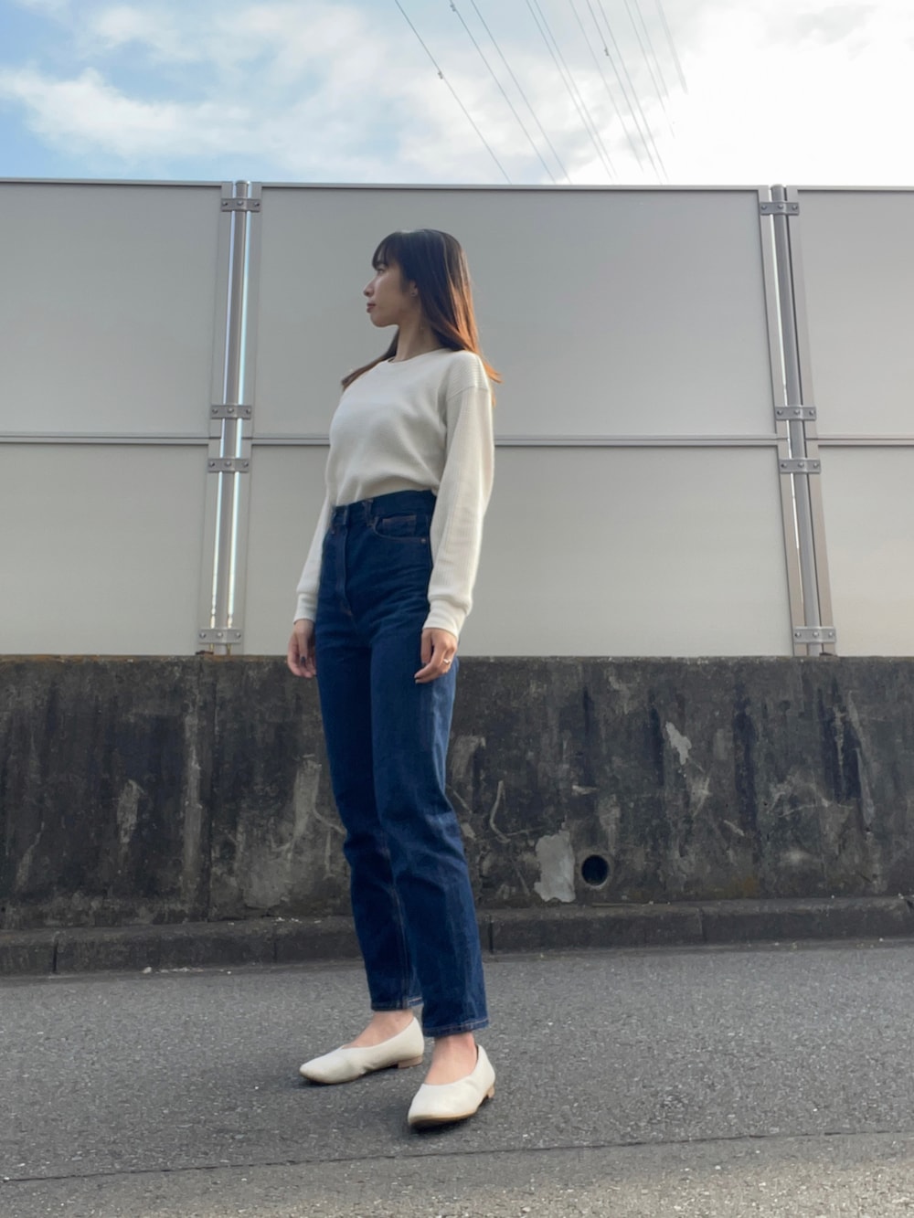 ホワイト系のバレエシューズ、ブルー系のデニムパンツ、ホワイト系のTシャツ/カットソーを着用したレディースの春コーディネートの2枚目の写真