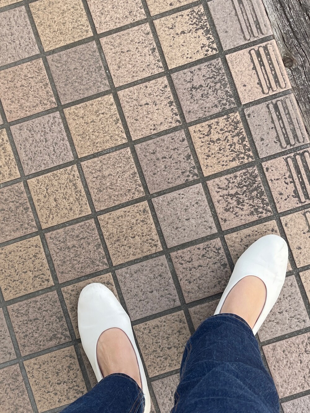 ホワイト系のバレエシューズ、ブルー系のデニムパンツ、ホワイト系のTシャツ/カットソーを着用したレディースの春コーディネートの4枚目の写真