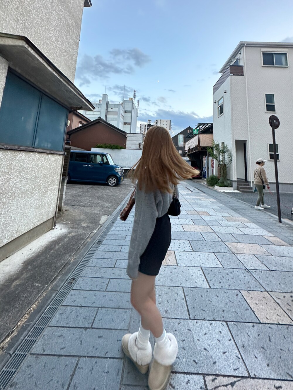 ブラック系のその他パンツ、グレー系のニット/セーター、ブラック系のショルダーバッグを着用したレディースの秋コーディネートの4枚目の写真