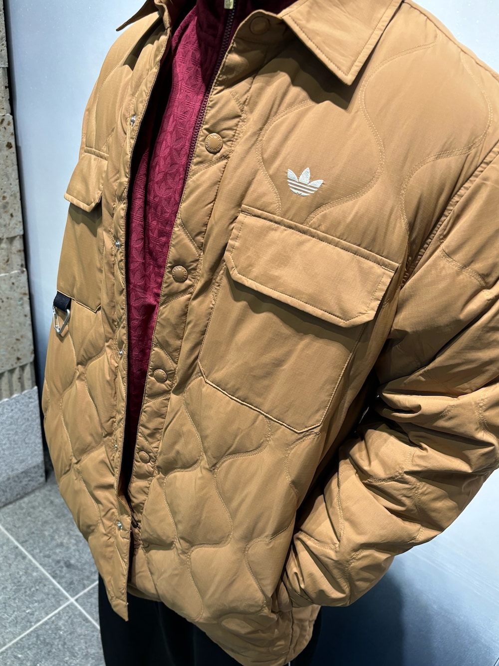 「スニーカー、アウター、adidas、アディダス、トラックパンツ、スタンスミス、adidas originals、アディダスオリジナルス、トラックトップ、ライトジャケット」｜「adidasのLIGHTWEIGHT DOW（ダウンジャケット/コート、ブラウン系）」を使った、MRさん（メンズ・177cm）の秋コーディネートの2枚目の写真