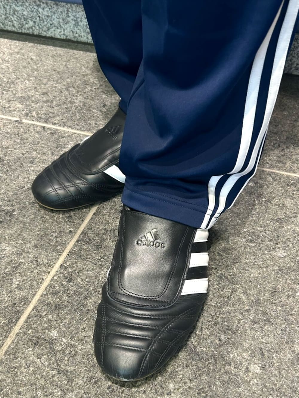 「adidas、アディダス、adidas originals、アディダスオリジナルス、ゴルフウェア、golf、ポロシャツ、トラックパンツ、テコンドー」｜「adidasのアディカラー クラシックス ファイヤーバード トラックパンツ / ジャージ / アディダスオリジナルス adidas Originals（スウェットパンツ、ブルー系）」を使った、MRさん（メンズ・177cm）の春コーディネートの4枚目の写真