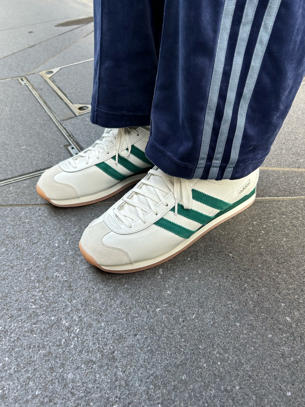 「スニーカー、アウター、adidas、ジャージ、アディダス、ファージャケット、adidas originals、カントリー、アディダスオリジナルス、ベッケンバウアー」｜「adidasのカントリー ジャパン / Country Japan（シューズ、ホワイト系）」を使った、MRさん（メンズ・177cm）の秋コーディネートの5枚目の写真