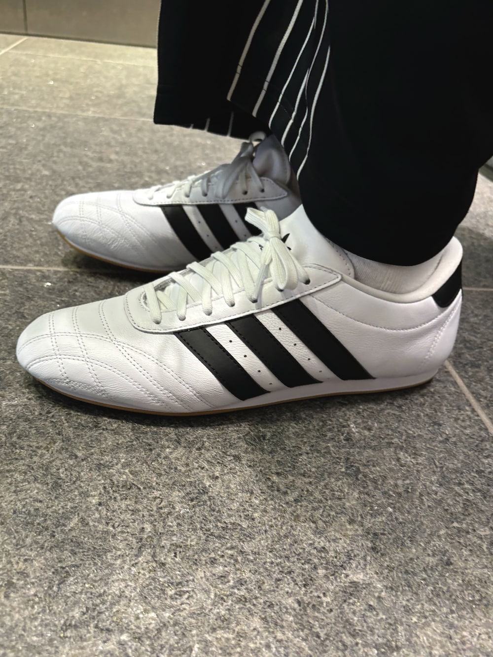 「スニーカー、アウター、adidas、アディダス、トラックパンツ、ボアジャケット、adidas originals、アディダスオリジナルス、トラックトップ、テコンドー」｜「adidasのMono トラックトップ / ジャージ / アディダスオリジナルス adidas Originals（ジャージ、グリーン系）」を使った、MRさん（メンズ・177cm）の秋コーディネートの4枚目の写真