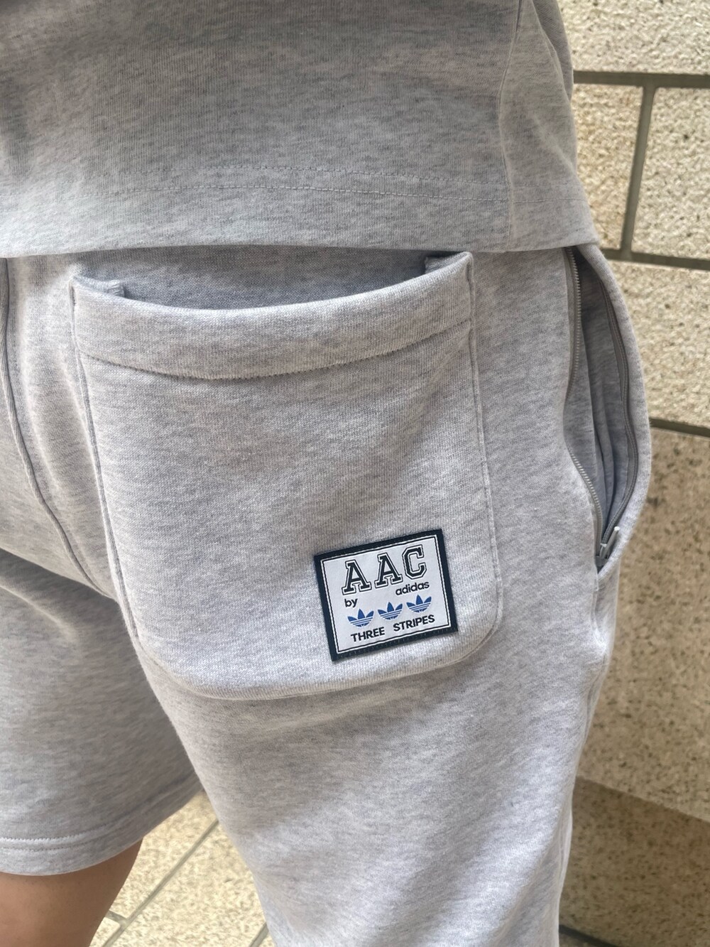 「セットアップ、カジュアル、スタッフコーデ、Tシャツ、adidas、ストリート、アディダス、ハーフパンツ、adidas originals、シンプルコーデ」｜「adidasのアディダス RIFTA メトロ AAC Tシャツ（Tシャツ/カットソー、グレー系）」を使った、MRさん（メンズ・177cm）の夏コーディネートの2枚目の写真