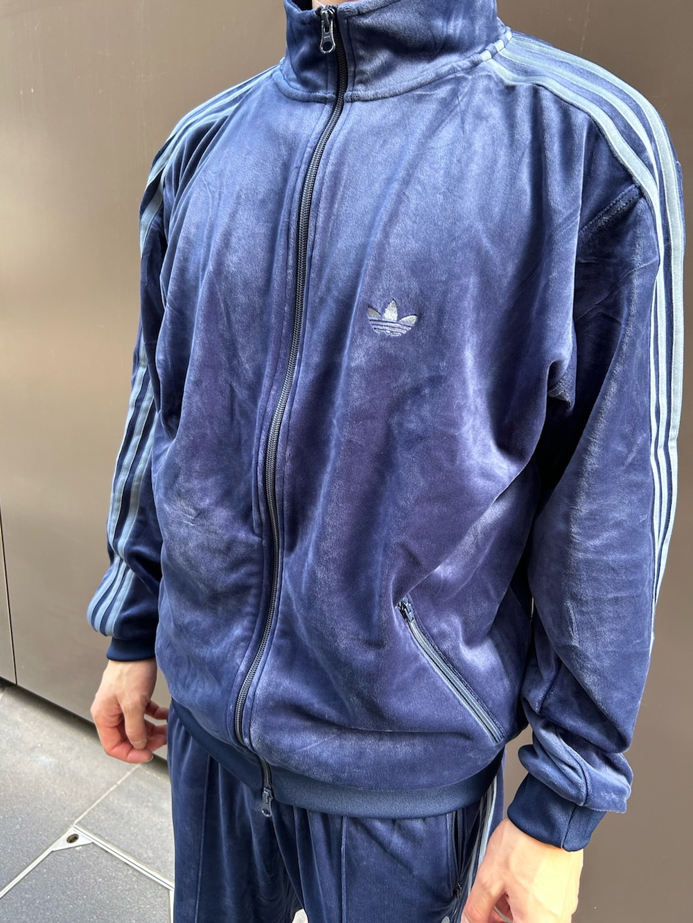 「スニーカー、アウター、adidas、ジャージ、アディダス、ファージャケット、adidas originals、カントリー、アディダスオリジナルス、ベッケンバウアー」｜「adidasのカントリー ジャパン / Country Japan（シューズ、ホワイト系）」を使った、MRさん（メンズ・177cm）の秋コーディネートの3枚目の写真