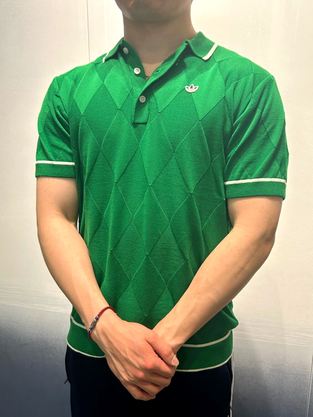 「adidas、アディダス、adidas originals、アディダスオリジナルス、ゴルフウェア、golf、ポロシャツ、トラックパンツ、テコンドー」｜「adidasのアディカラー クラシックス ファイヤーバード トラックパンツ / ジャージ / アディダスオリジナルス adidas Originals（スウェットパンツ、ブルー系）」を使った、MRさん（メンズ・177cm）の春コーディネートの2枚目の写真