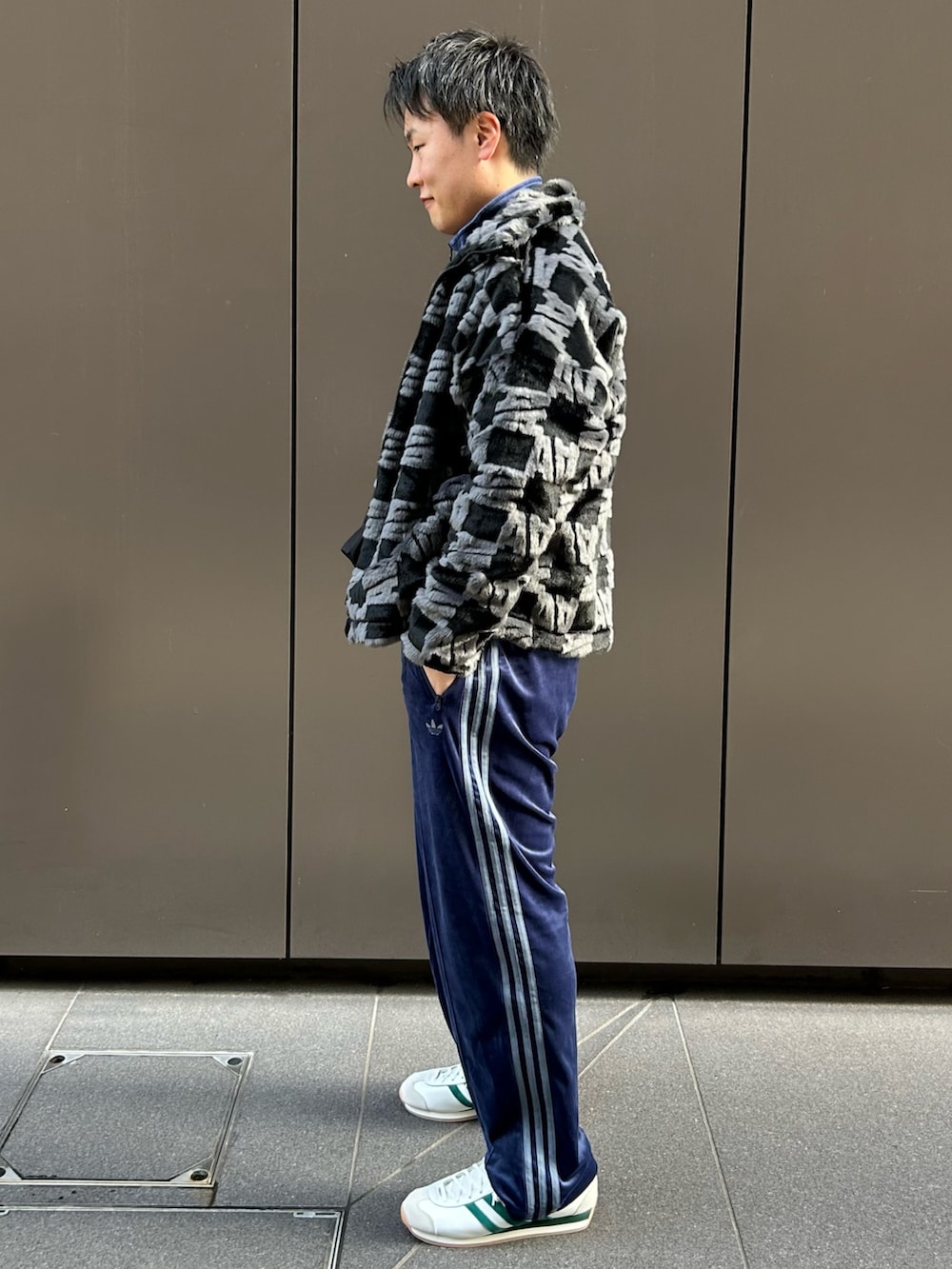「スニーカー、アウター、adidas、ジャージ、アディダス、ファージャケット、adidas originals、カントリー、アディダスオリジナルス、ベッケンバウアー」｜「adidasのカントリー ジャパン / Country Japan（シューズ、ホワイト系）」を使った、MRさん（メンズ・177cm）の秋コーディネートの2枚目の写真