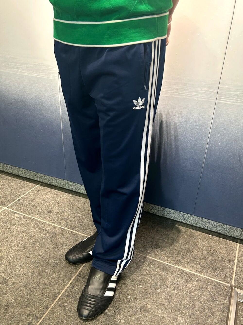 「adidas、アディダス、adidas originals、アディダスオリジナルス、ゴルフウェア、golf、ポロシャツ、トラックパンツ、テコンドー」｜「adidasのアディカラー クラシックス ファイヤーバード トラックパンツ / ジャージ / アディダスオリジナルス adidas Originals（スウェットパンツ、ブルー系）」を使った、MRさん（メンズ・177cm）の春コーディネートの3枚目の写真