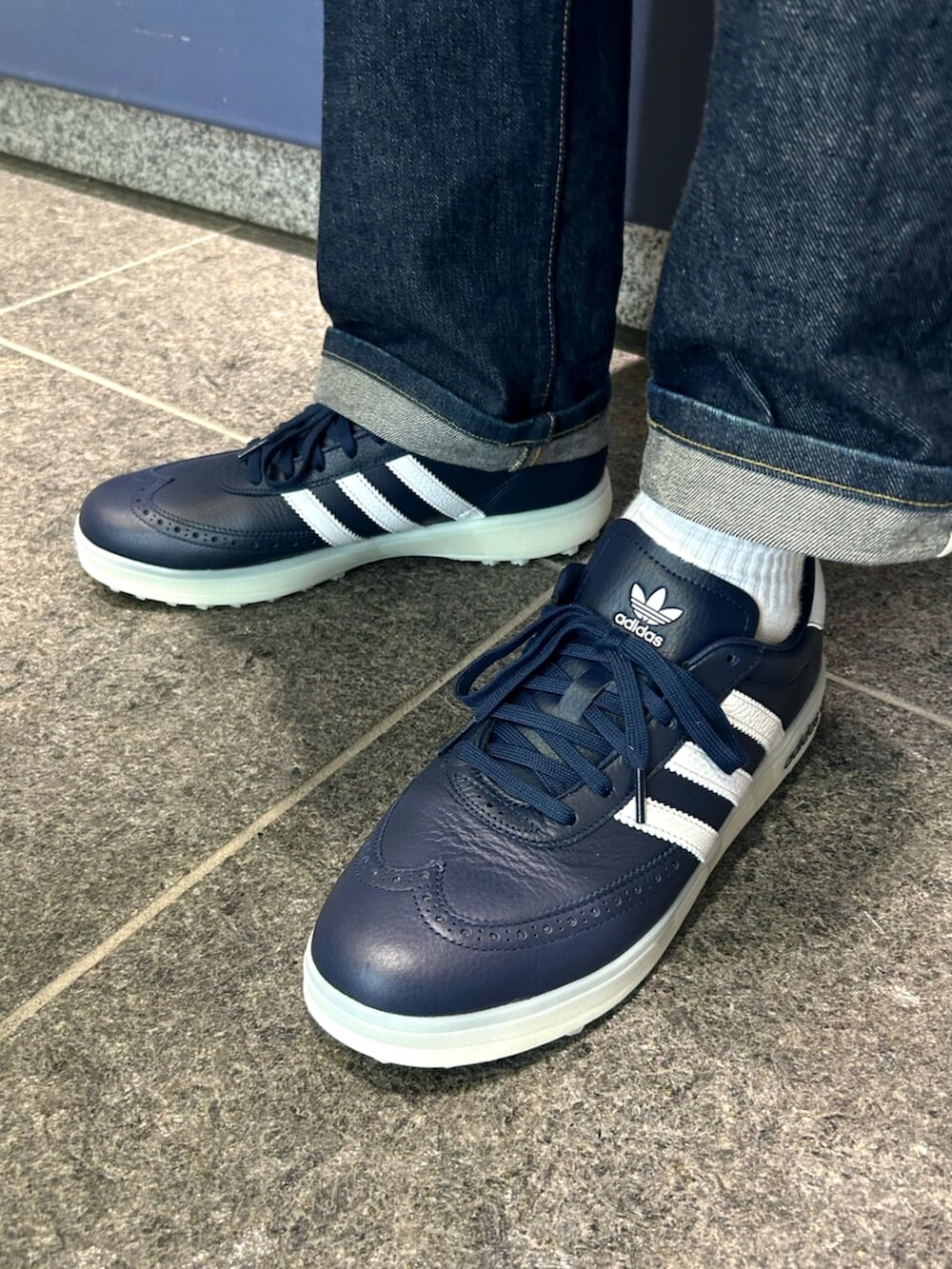 「adidas、アディダス、adidas originals、アディダスオリジナルス、ゴルフ、GOLF、ゴルフウェア、ポロシャツ、ゴルフシューズ」｜「adidasのコースカップ / Coursecup Spikeless Golf（スニーカー、ブルー系）」を使った、MRさん（メンズ・177cm）の春コーディネートの2枚目の写真