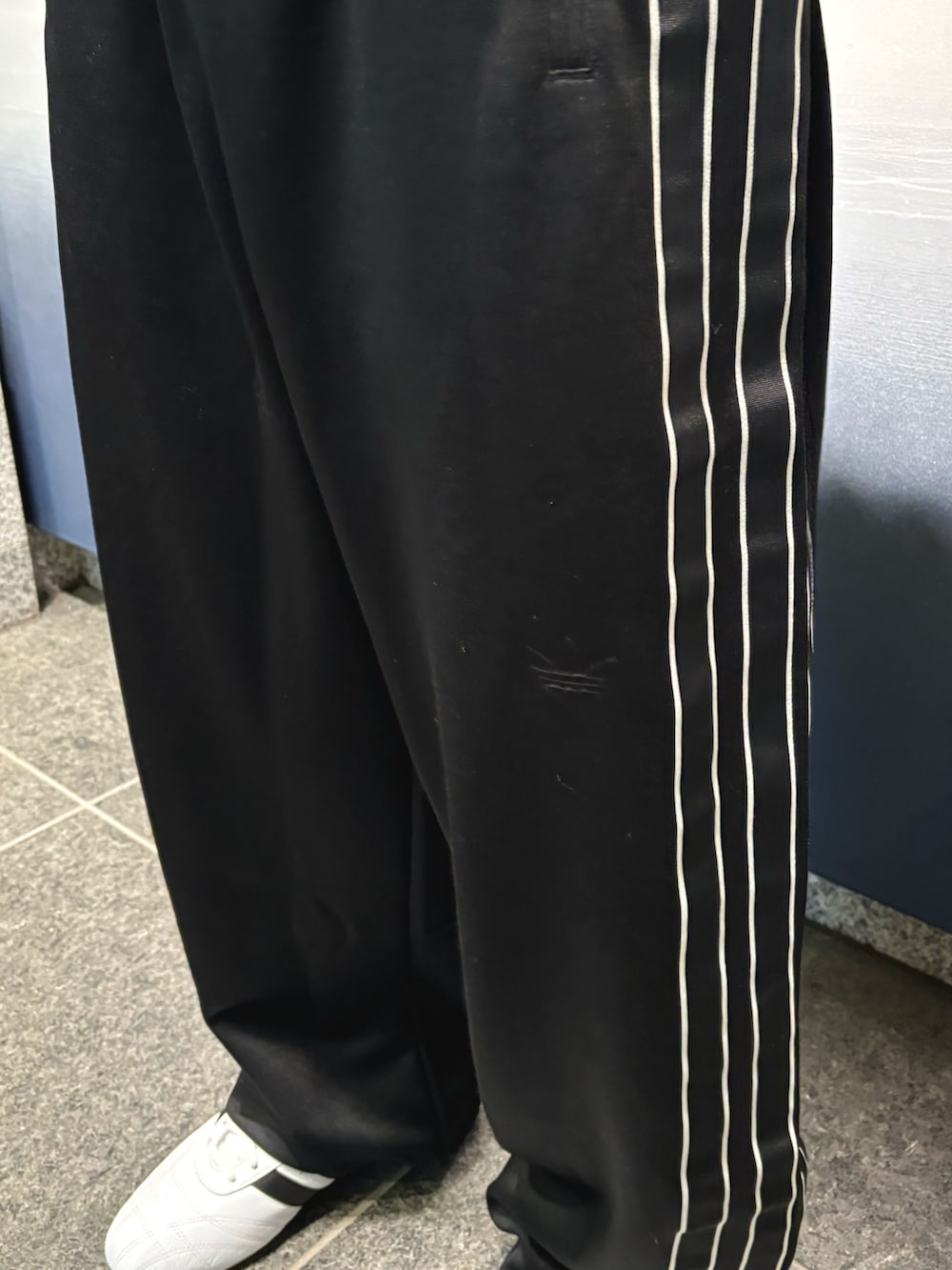 「スニーカー、アウター、adidas、アディダス、トラックパンツ、ボアジャケット、adidas originals、アディダスオリジナルス、トラックトップ、テコンドー」｜「adidasのMono トラックトップ / ジャージ / アディダスオリジナルス adidas Originals（ジャージ、グリーン系）」を使った、MRさん（メンズ・177cm）の秋コーディネートの3枚目の写真