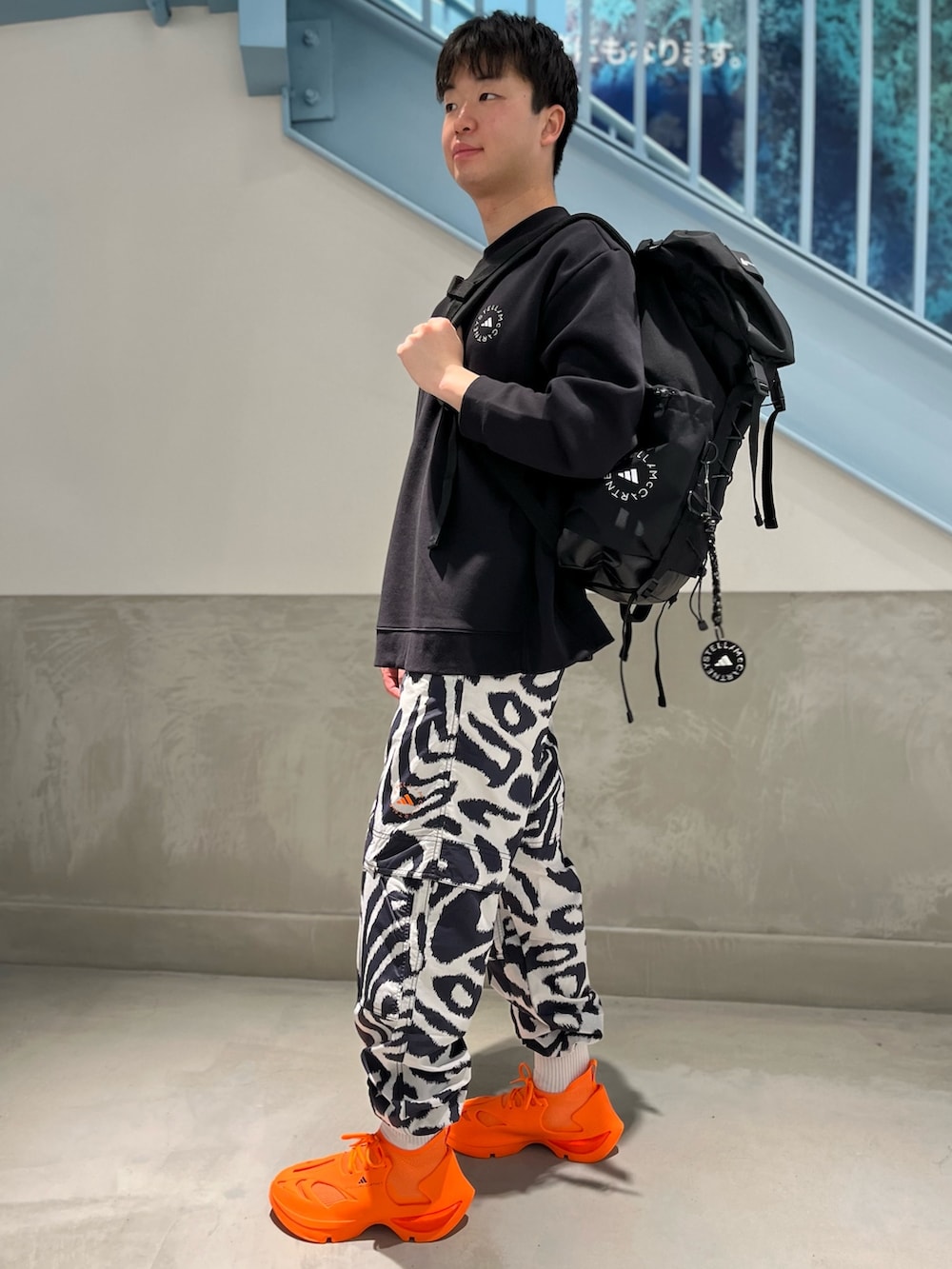 「スウェット、スニーカー、バックパック、adidas、スポーツウェア、アディダス、ステラマッカートニー、トラックパンツ、アニマルプリント、adidas by Stella McCartney」｜「adidas by Stella McCartneyの【adidas by Stella McCartney】adidas by Stella McCartney スポーツウェア スウェット / トレーナー（スウェット、ブラック系）」を使った、SDさん（メンズ・173cm）の春コーディネートの2枚目の写真
