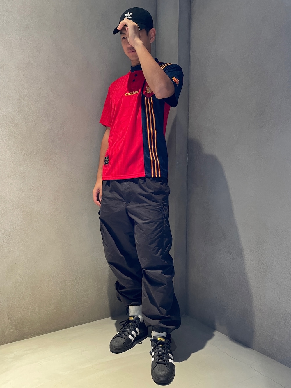 「スニーカー、キャップ、adidas、アディダス、サッカー、adidas originals、ユニフォーム、スーパースター、アディカラー、スペイン代表」｜「adidasのスペイン代表 1996 ホームジャージー（Tシャツ/カットソー、レッド系）」を使った、HYさん（メンズ・182cm）の秋コーディネートの2枚目の写真