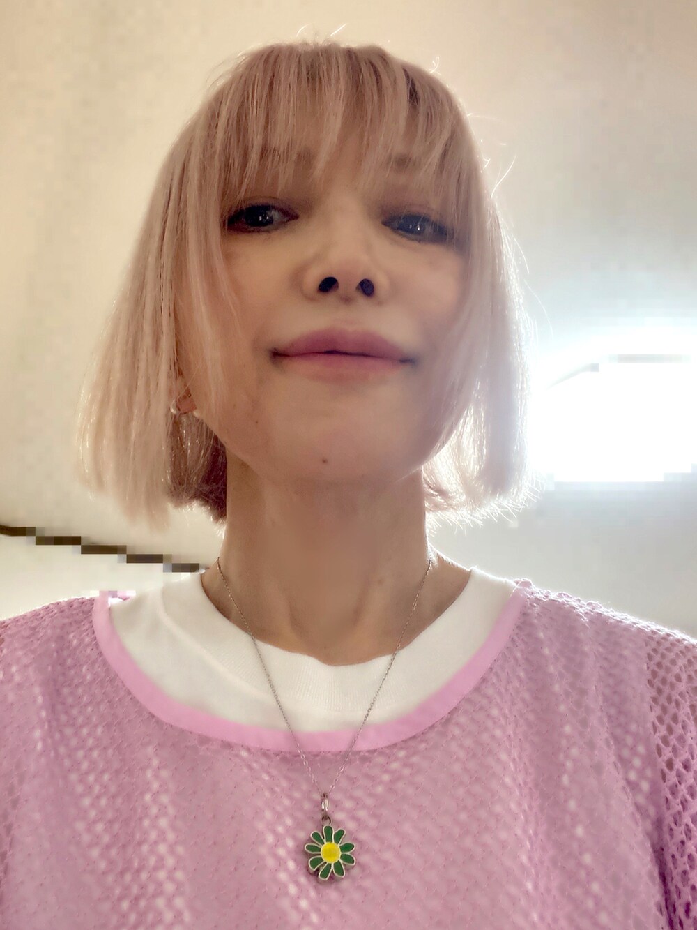 ピンク系のTシャツ/カットソー、グリーン系のネックレスを着用したレディースの夏コーディネートの2枚目の写真