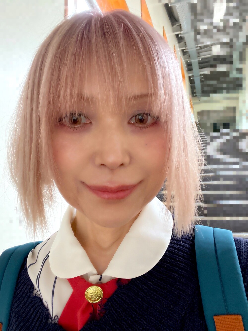 ベージュ系のカーゴパンツ、ブルー系のニット/セーター、ブラック系のその他シューズを着用したレディースの夏コーディネートの2枚目の写真