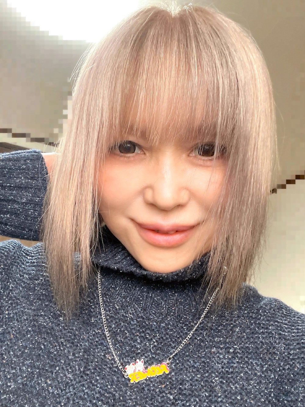 ブラウン系のデニムパンツを着用したレディースの冬コーディネートの2枚目の写真