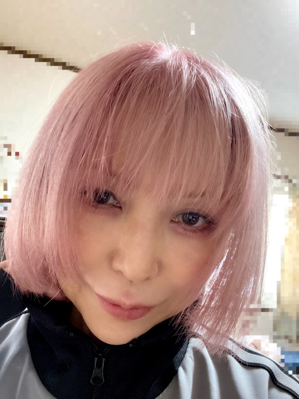 ブルー系のデニムパンツ、グレー系のジャージ、シルバー系のスニーカーを着用したレディースの春コーディネートの2枚目の写真