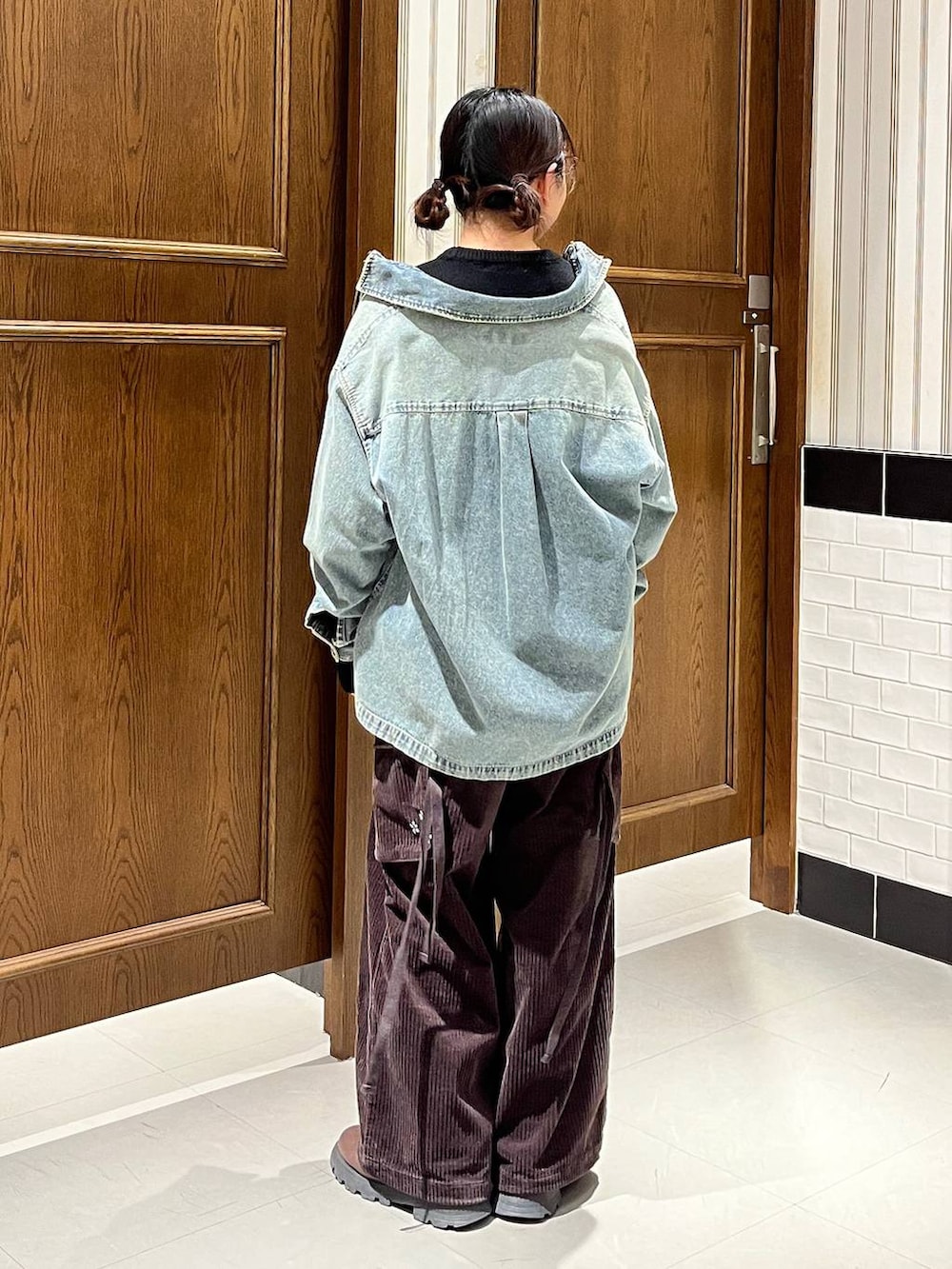 「オーバーサイズ、メンズライク、低身長、シャツ、シャツスタイル、ニット、パンツ、ワイドパンツ、ブーツ、秋コーデ、冬コーデ、RAGEBLUE」｜「RAGEBLUEの【UNISEX】 overdyed denim loose shirt/選べる着丈/Wジップオーバーダイ加工デニムルーズシャツ（シャツ/ブラウス、ブルー系）」を使った、mirukikukaguさん（レディース・154cm）の冬コーディネートの2枚目の写真