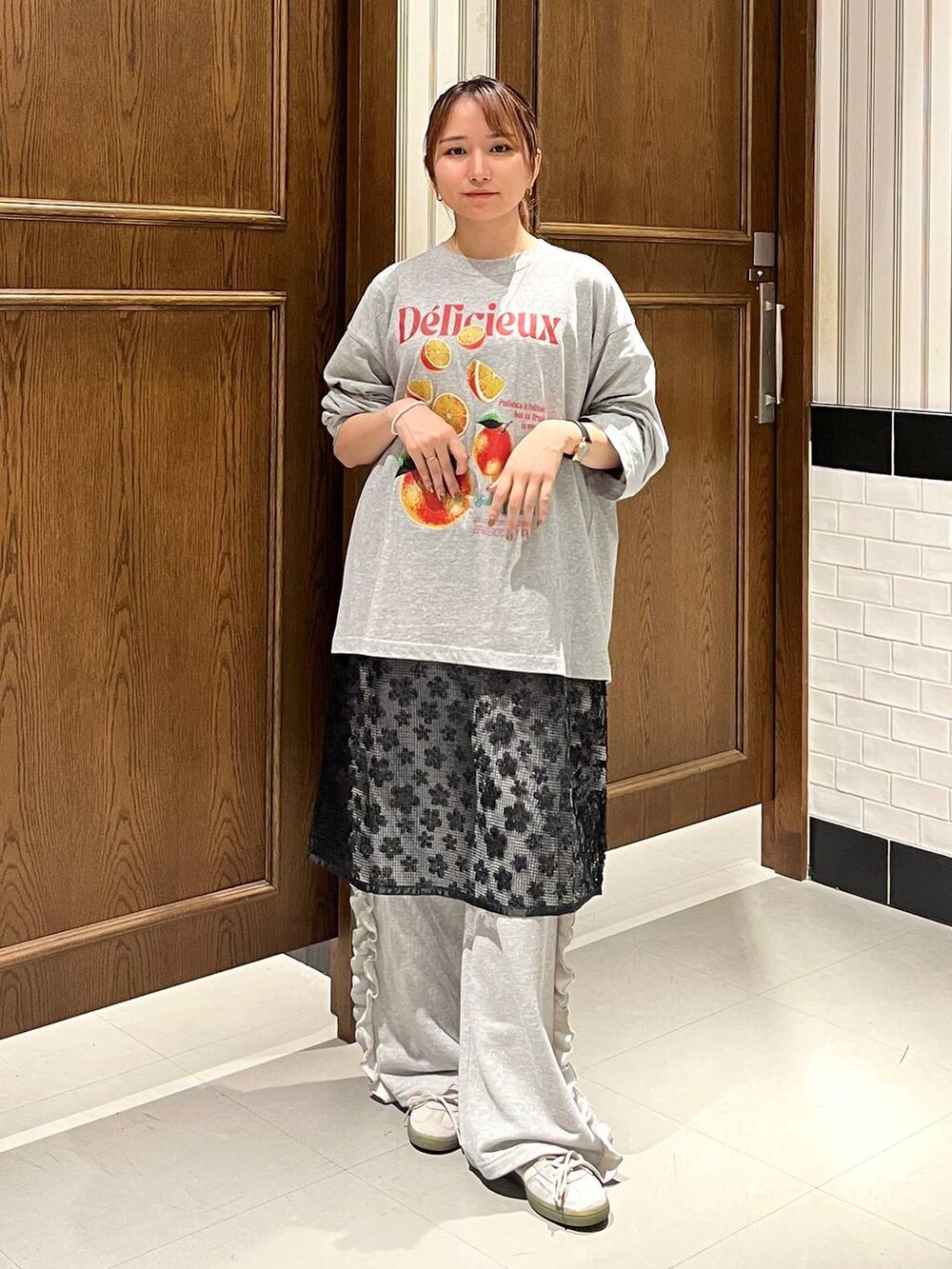 グレー系のTシャツ/カットソー、グレー系のスウェットパンツ、ブラック系のワンピースを着用したレディースの春コーディネートの4枚目の写真