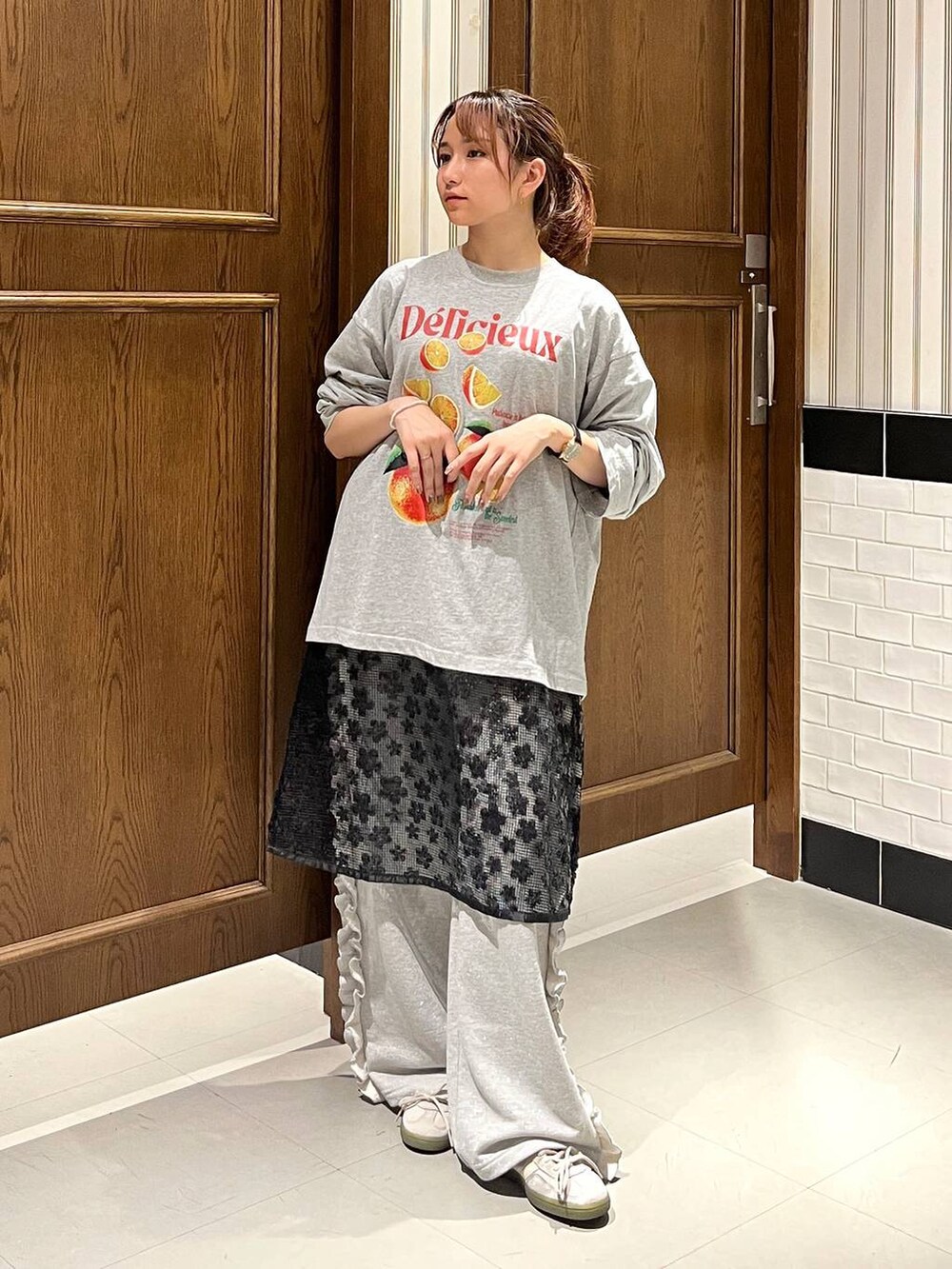 グレー系のTシャツ/カットソー、グレー系のスウェットパンツ、ブラック系のワンピースを着用したレディースの春コーディネートの3枚目の写真