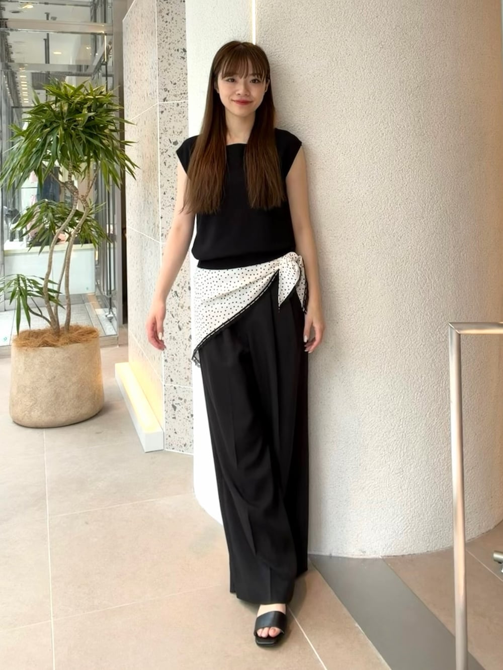 ブラック系のニット/セーター、ブラック系のその他パンツ、ブラック系のサンダルを着用したレディースの夏コーディネートの3枚目の写真