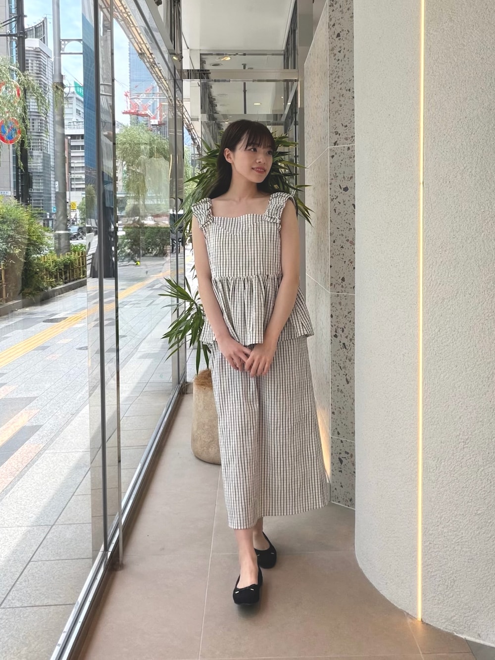 ホワイト系のシャツ/ブラウス、ホワイト系のワンピース、ブラック系のバレエシューズを着用したレディースの夏コーディネートの6枚目の写真
