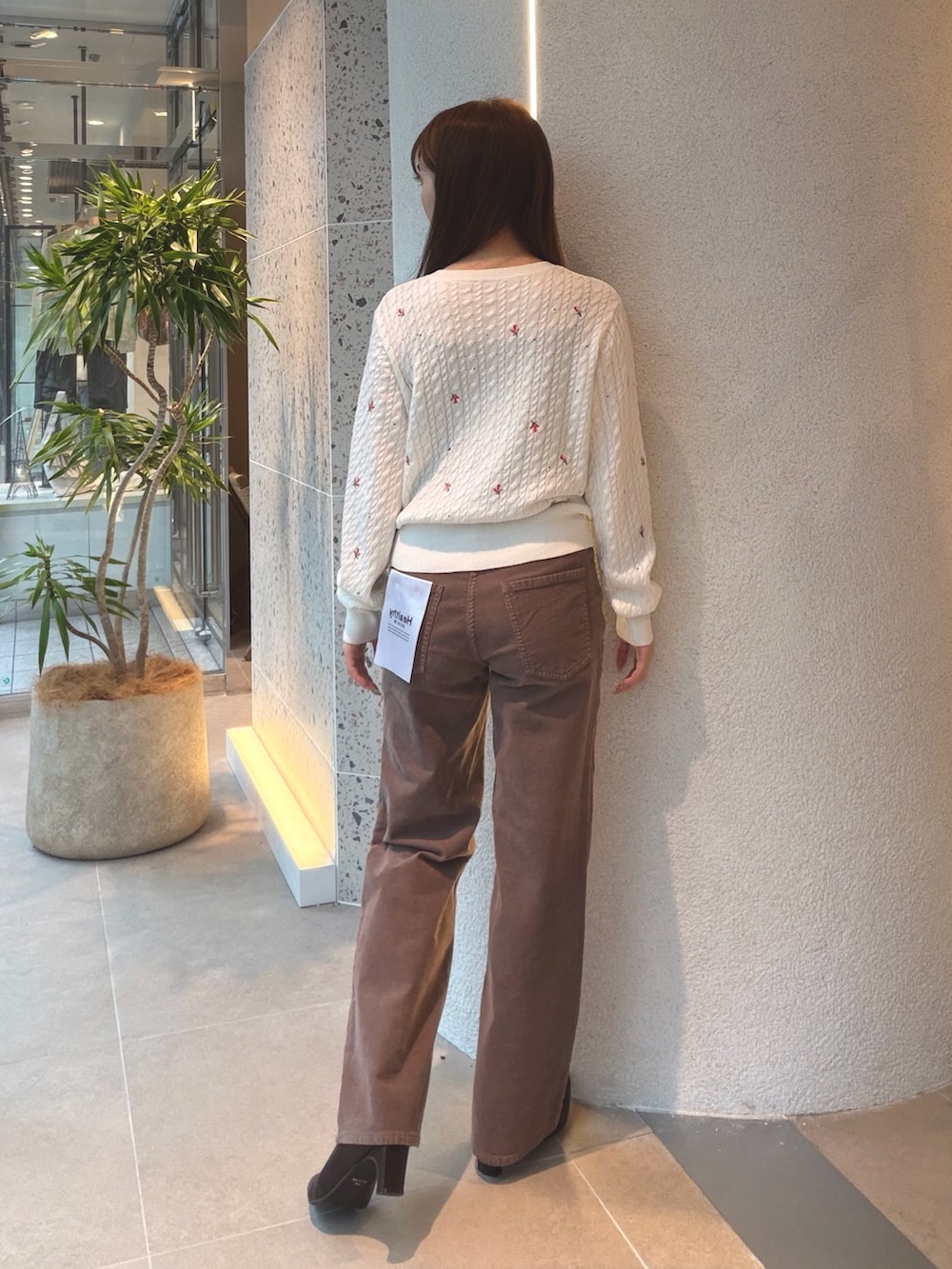 ホワイト系のカーディガン/ボレロ、ブラウン系のその他パンツ、ブラウン系のブーツを着用したレディースの秋コーディネートの8枚目の写真